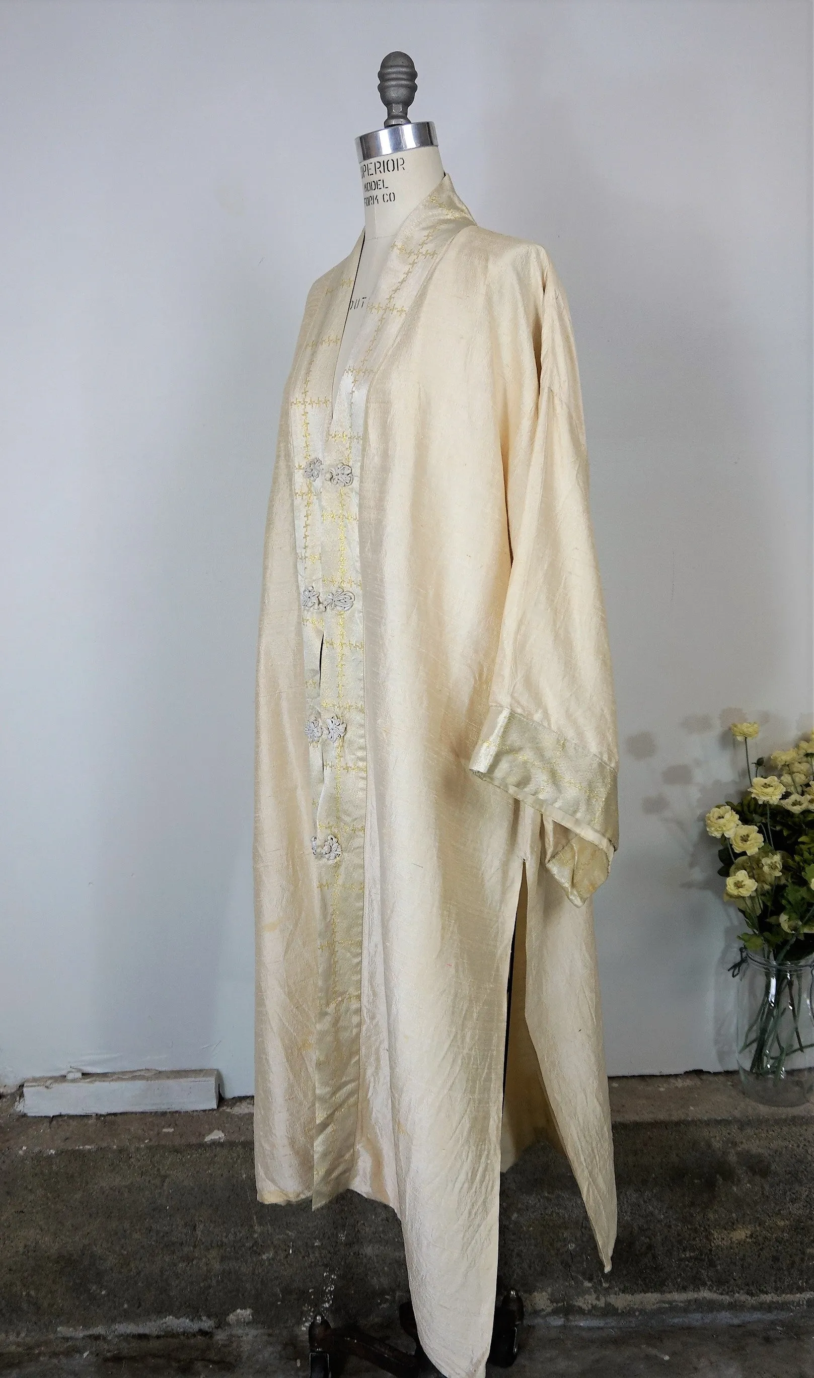 Vintage 1960s Chinese Silk Duster in Gold And Ivory