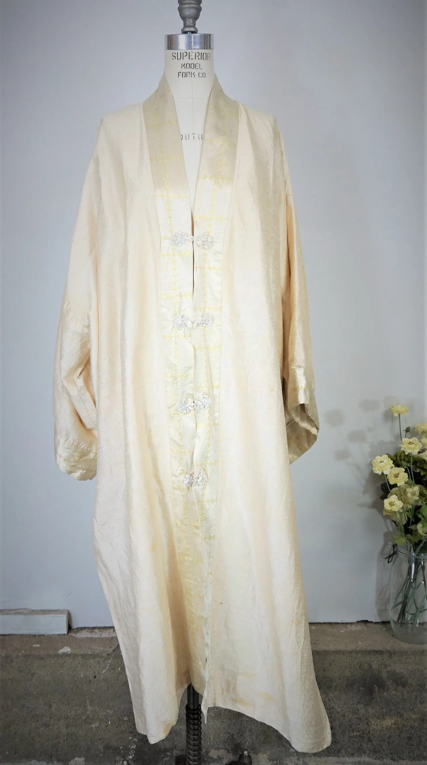 Vintage 1960s Chinese Silk Duster in Gold And Ivory
