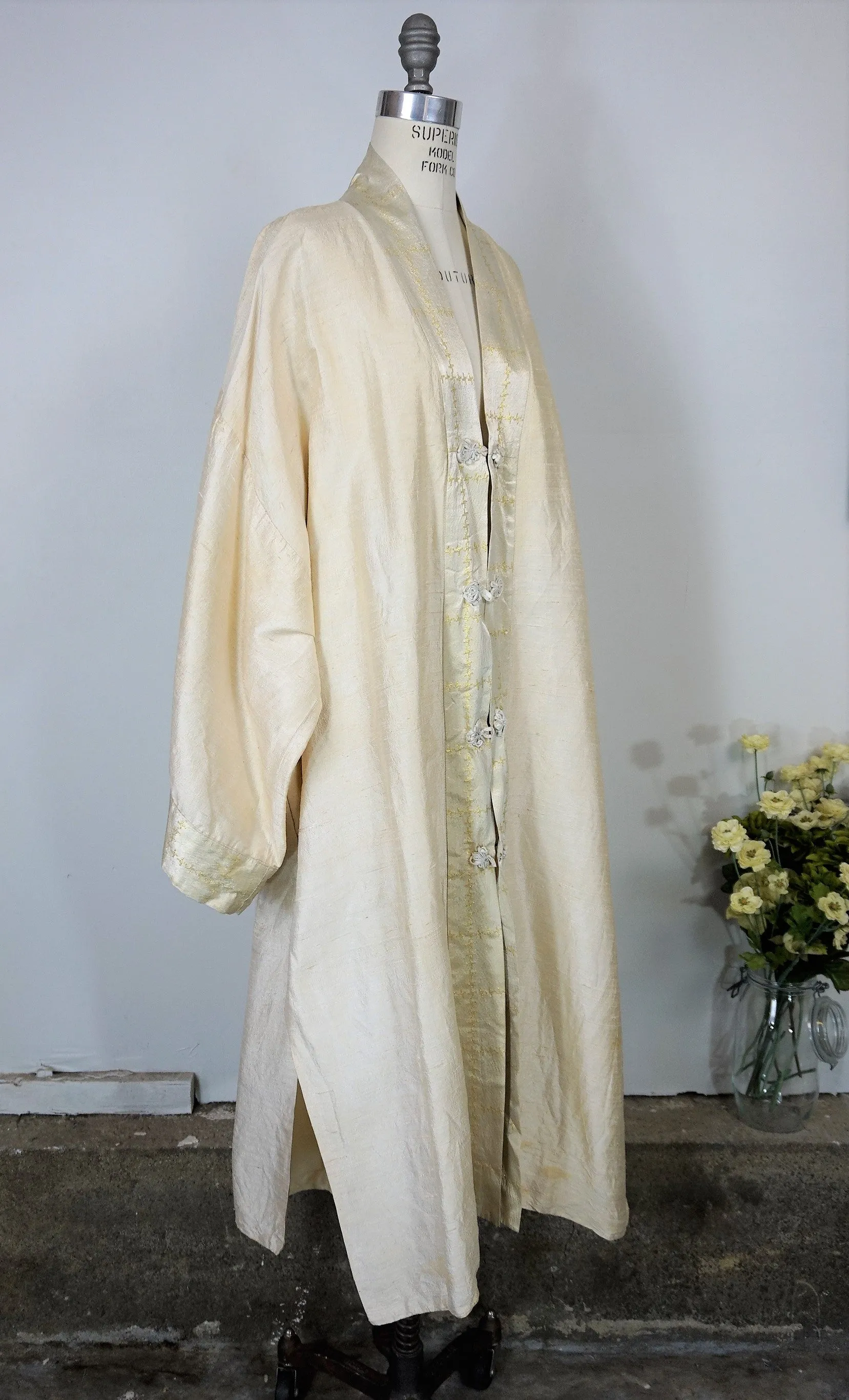 Vintage 1960s Chinese Silk Duster in Gold And Ivory